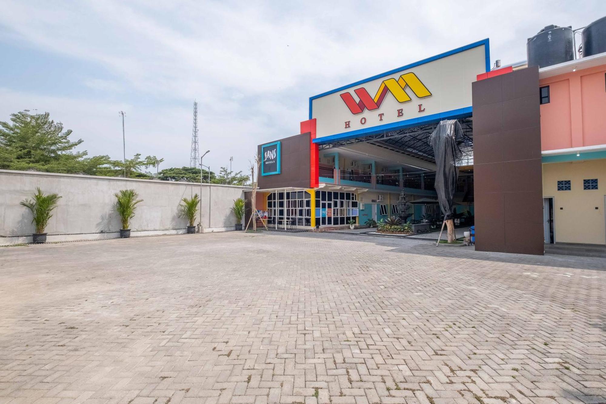Sans Wm Hotel Blitar Exterior foto